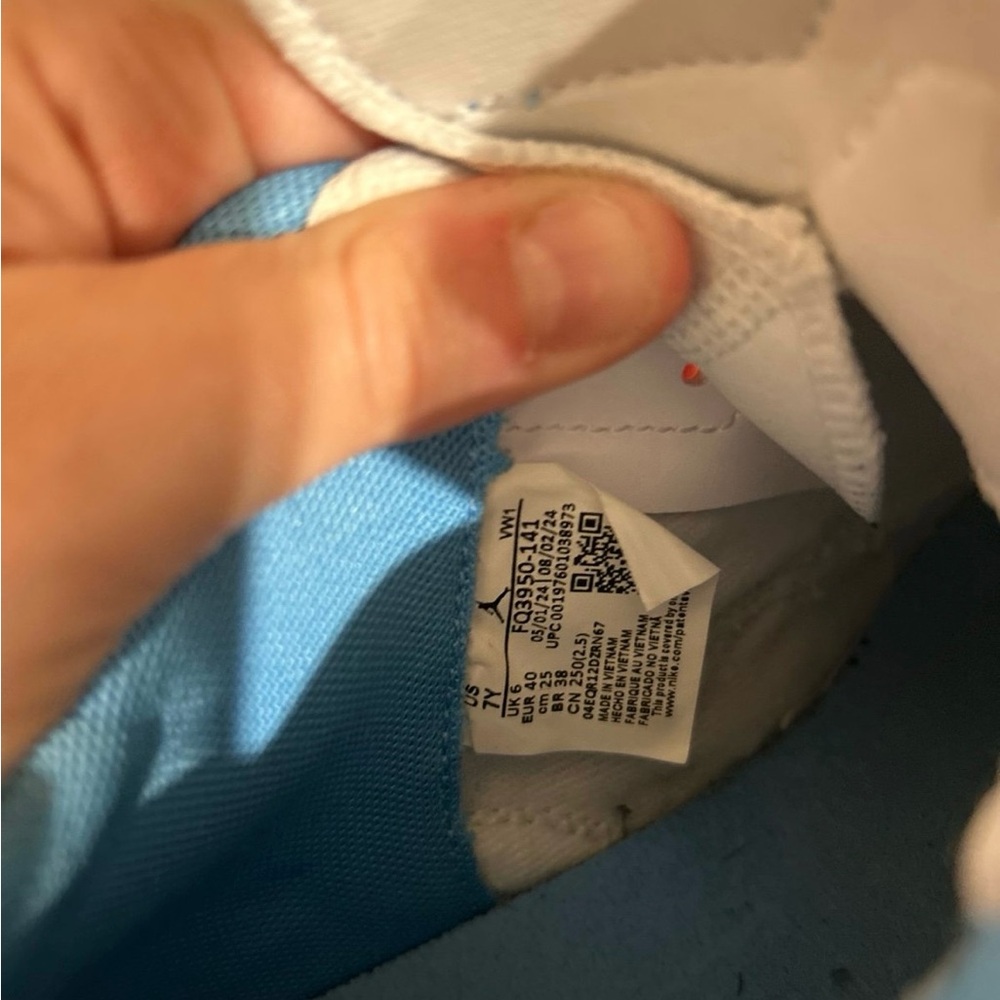 Jordan Spizike Low Blue and White 7y - barely worn - Picture 5 of 5
